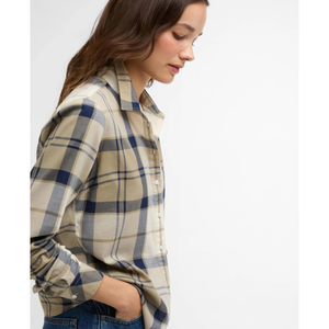 Barbour Bredon ruudullisen kauluspaidan siluetti on naisellinen.