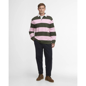 Miesmallin päällä on vaaleanpuna-tummanvihreäraidallinen Barbour Broome -rugbypaita.