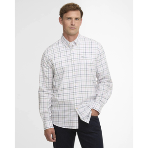 Mallin päällä on vaaleanpunaruutuinen Barbour Caswell Tattersall kauluspaita.