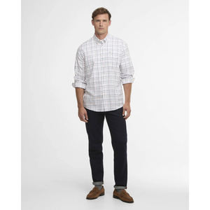 Barbour Caswell Tattersall kauluspaita kuvattuna miesmallin päällä.