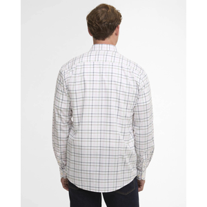 Barbour Caswell vaaleanpunaruutuinen miesten kauluspaita kuvattuna takaapäin.