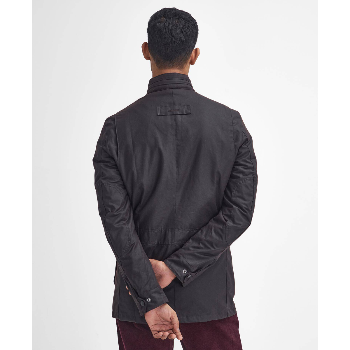 Barbour Corbridge Wax Jacket miesten öljykangastakki takaa päin kuvattuna mallin päällä.
