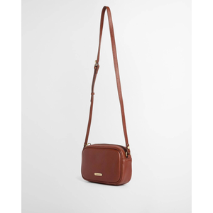 Barbour Daphne Mini Leather Crossbody Bag, ruskea, kuvattuna kun hihna ylhäällä.