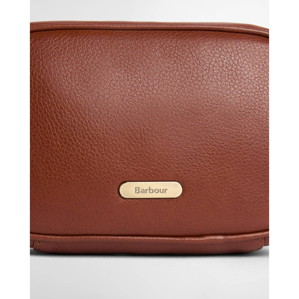 Barbour Daphne Mini Leather Crossbody Bag, ruskea, kuvattuna logosta
