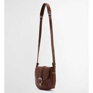 Barbour Elm Leather Bag laukussa on pitkä olkahihna.