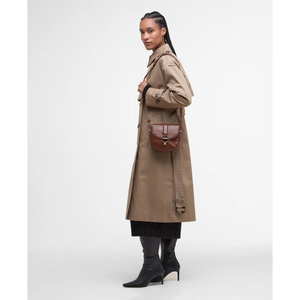 Ruskea Barbour Elm Leather Bag asukuvassa mallin olkapäällä.