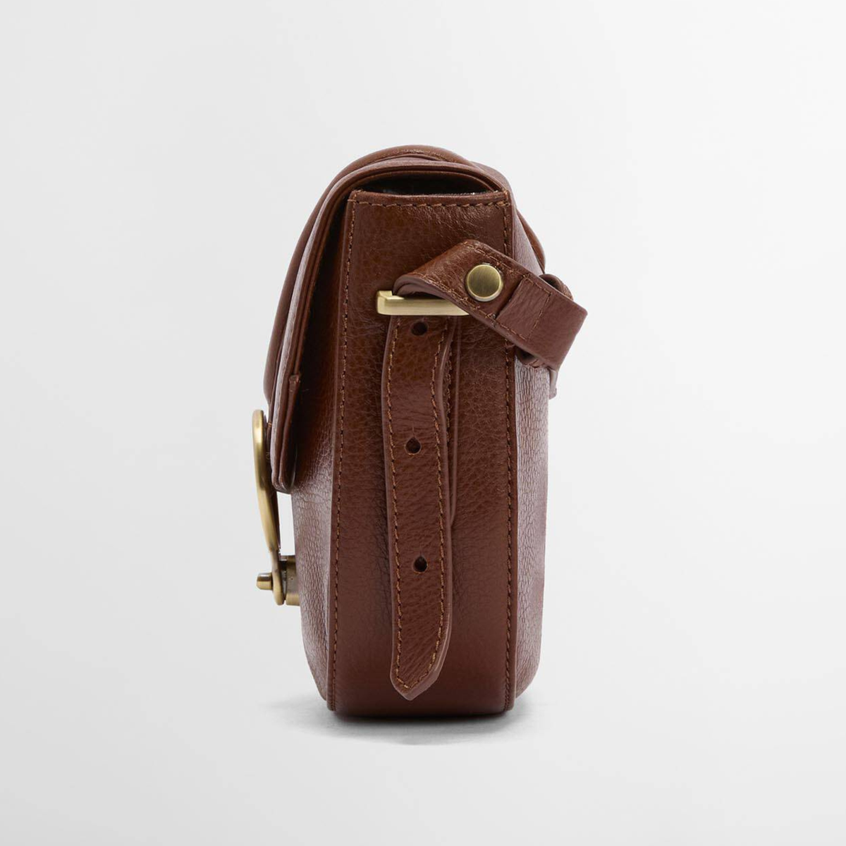 Laukun olkahihnan pituutta voi säätää sopivaksi.