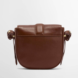 Ruskea Barbour Elm Leather Bag takaapäin kuvattuna.