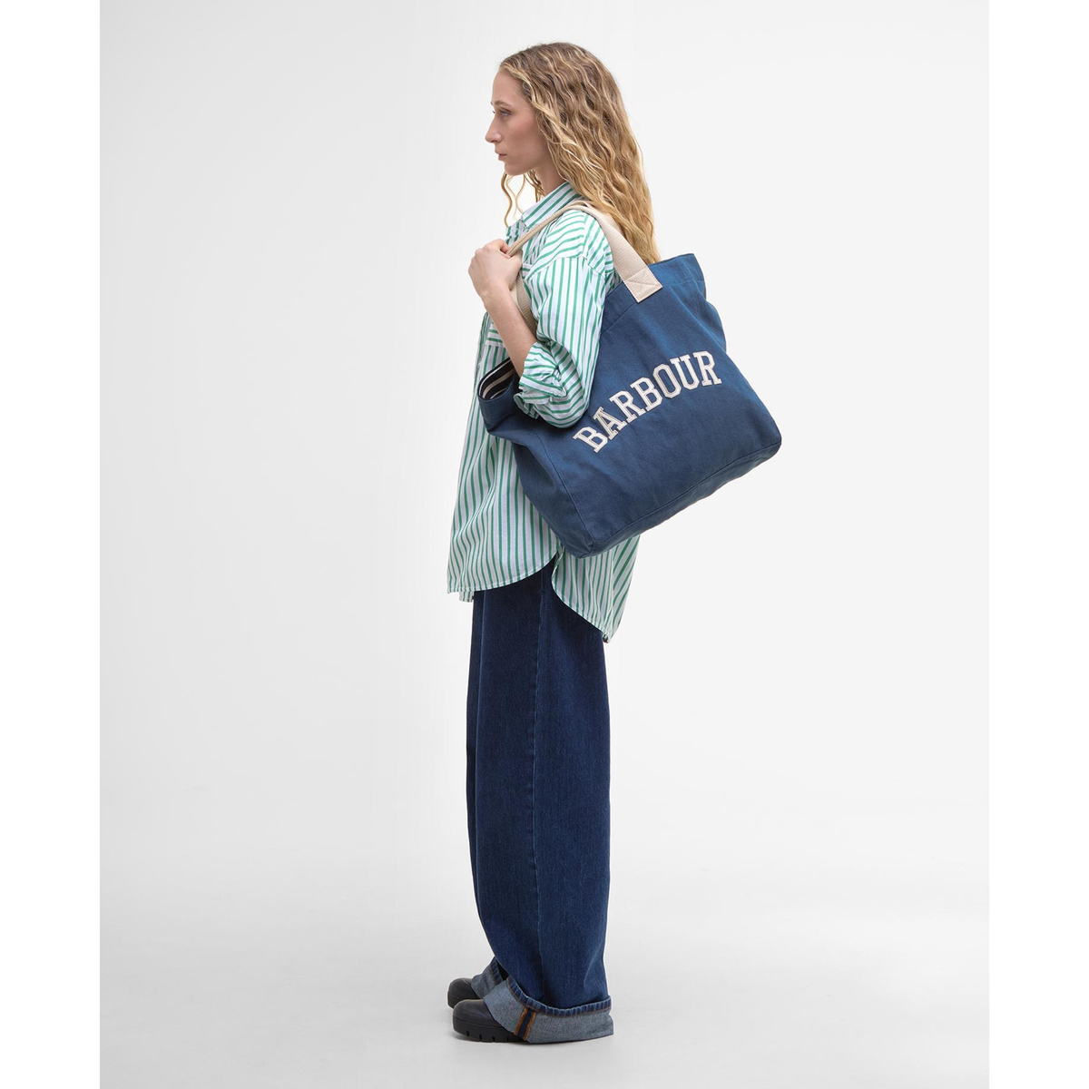 Naismallin olalla on denim-kankainen Barbour Emily kassi.
