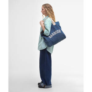 Naismallin olalla on denim-kankainen Barbour Emily kassi.