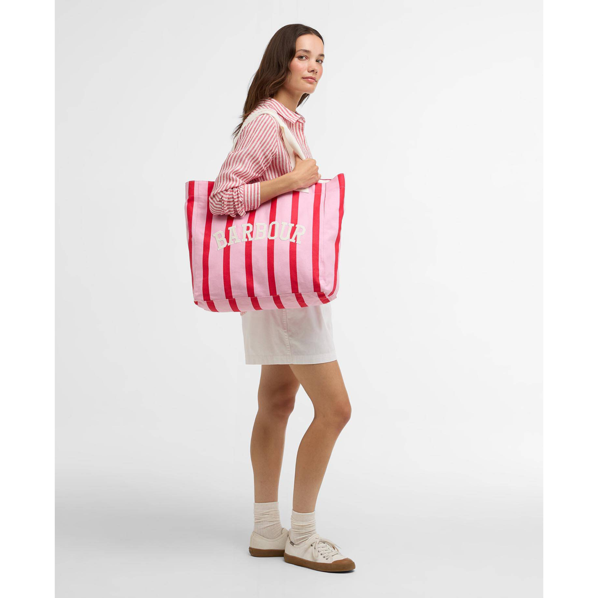 Mallin olkapäällä on punaraidallinen Barbour Emily puuvillakassi.