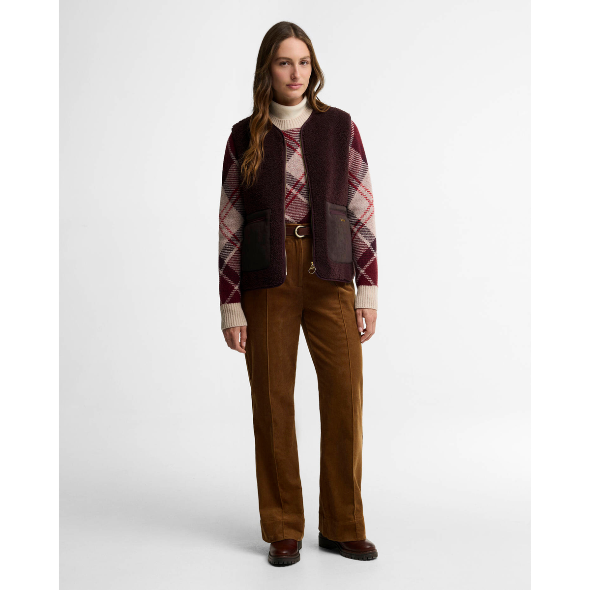 Barbour Emmy Trousers naisten vakosamettihousut, punaruskea, mallin päällä.