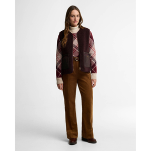 Barbour Emmy Trousers naisten vakosamettihousut, punaruskea, mallin päällä.
