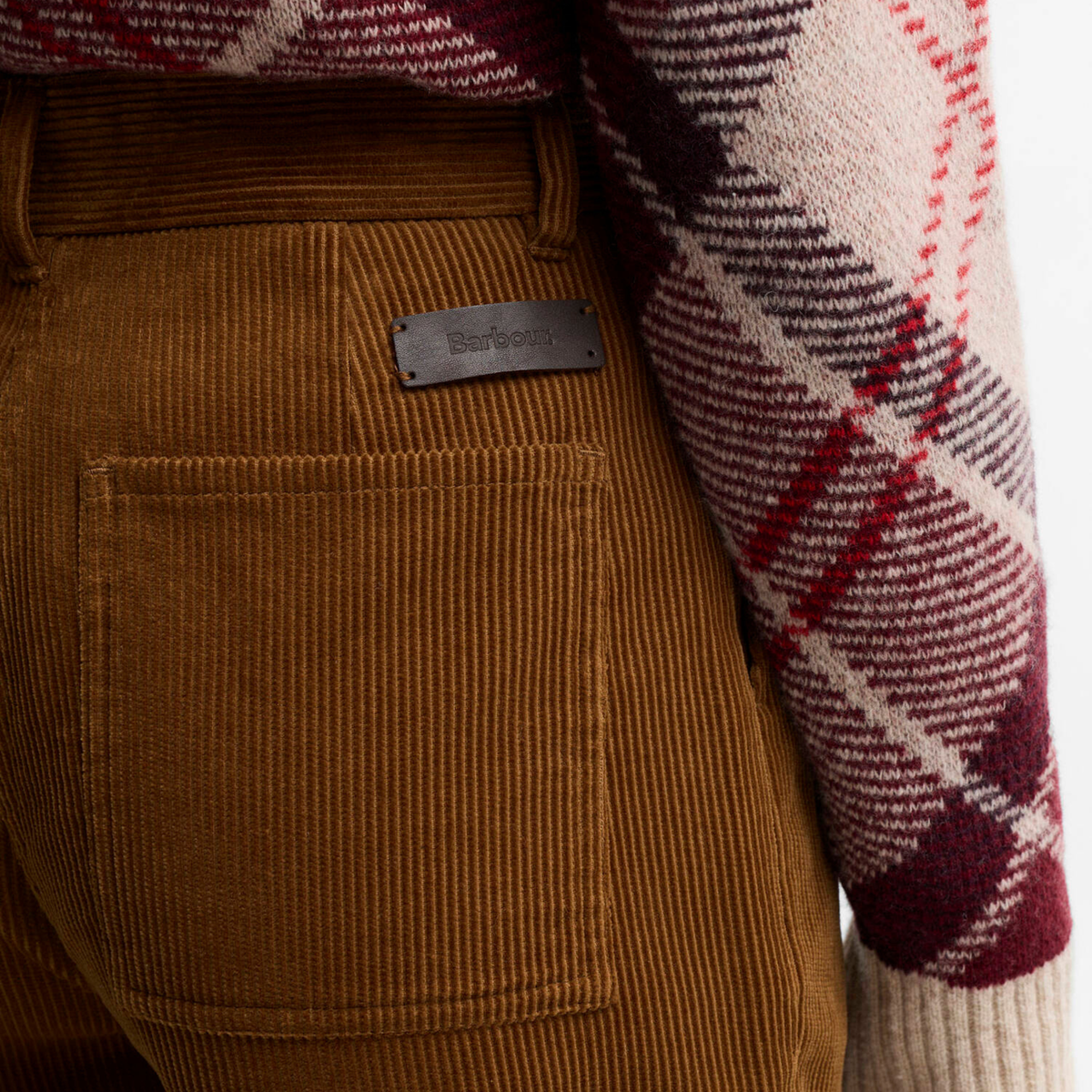 Barbour Emmy Trousers naisten vakosamettihousut, punaruskea, takatasku ja logo.