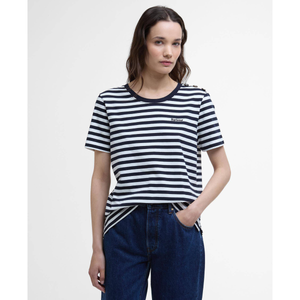 Mallin päällä on merihenkinen Barbour Ferryside t-paita.