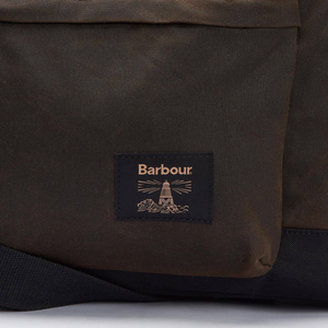 Yksityiskohta Barbour Field Waxed Holdall viikonloppulaukusta, kuvassa Barbourin majakkalogo.