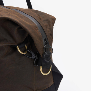 Kuvassa on Barbour Field Waxed Holdall laukun vetoketju ja koristesoljet.