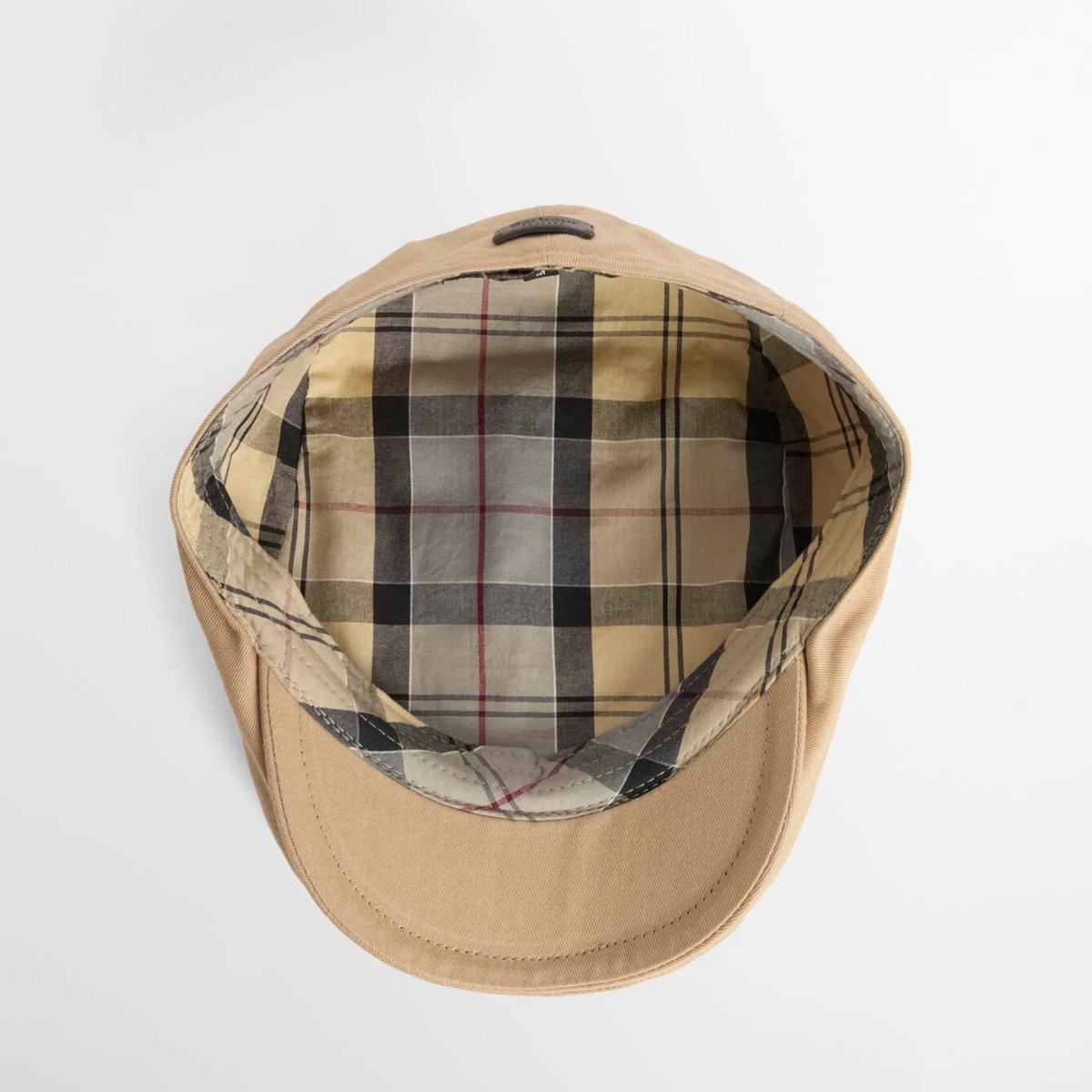 Barbour Finnean puuvillalätsän ruudullinen sisävuori näkyy ylhäältä otetussa kuvassa.