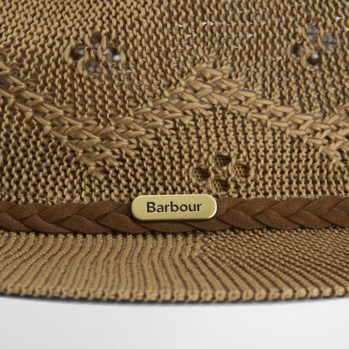 Hatun ruskeassa koristenauhassa on metallinen Barbour logolaatta.