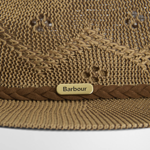 Hatun ruskeassa koristenauhassa on metallinen Barbour logolaatta.
