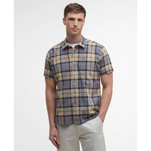 Mallin päällä on ruudullinen lyhythihainen Barbour Gordon kauluspaita.