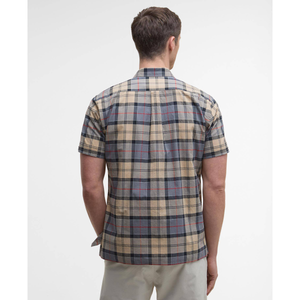 Mallin päällä on miesten Barbour Gordon kesäpaita takaa kuvattuna.