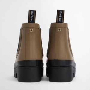 Kuvassa ruskeat lyhytvartiset Barbour Chelsea Welly kumisaappaat takaa päin kuvattuna.