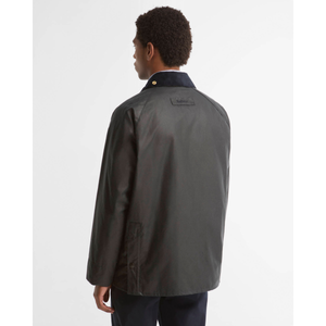 Barbour Icons Badle takki takaapäin kuvattuna mallin päällä.