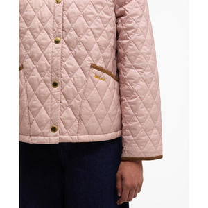 Lähikuva takin vasemmasta taskusta jossa on ruskea samettireunus ja kirjailtu Barbour logo.
