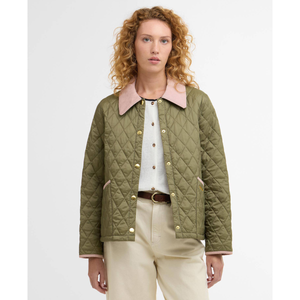 Naisella on päällään vaaleanvihreä Barbour Icons Cropped Liddesdale  takki ja vaaleat housut.