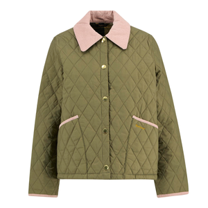 Kuvassa on naisten vaaleanvihreä Barbour Icons Cropped Liddesdale tikkitakki vaaleanpunaisilla samettikauluksilla.