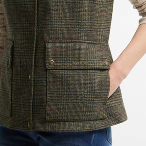 Barbour Joyce Gilet naisten liivi, etutaskusta kuvattuna ja napeista.