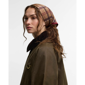Ruudullinen Barbour Kinsale huivi sopii hyvin myös hiuksien suojaksi.