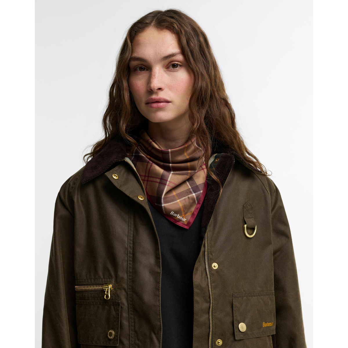 Ruudullisen Barbour Kinsale huivin voi kietoa kaulaan tuomaan klassista brittityyliä asuun.