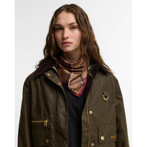 Ruudullisen Barbour Kinsale huivin voi kietoa kaulaan tuomaan klassista brittityyliä asuun.