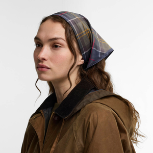 Barbour Kinsale huivi, sinivihreä, kuvattuna mallin päästä.