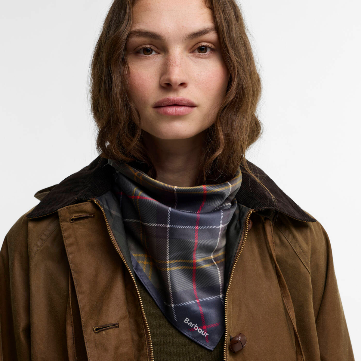 Barbour Kinsale huivi, sinivihreä, mallin päältä kuvattuna.