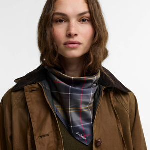 Barbour Kinsale huivi, sinivihreä, mallin päältä kuvattuna.