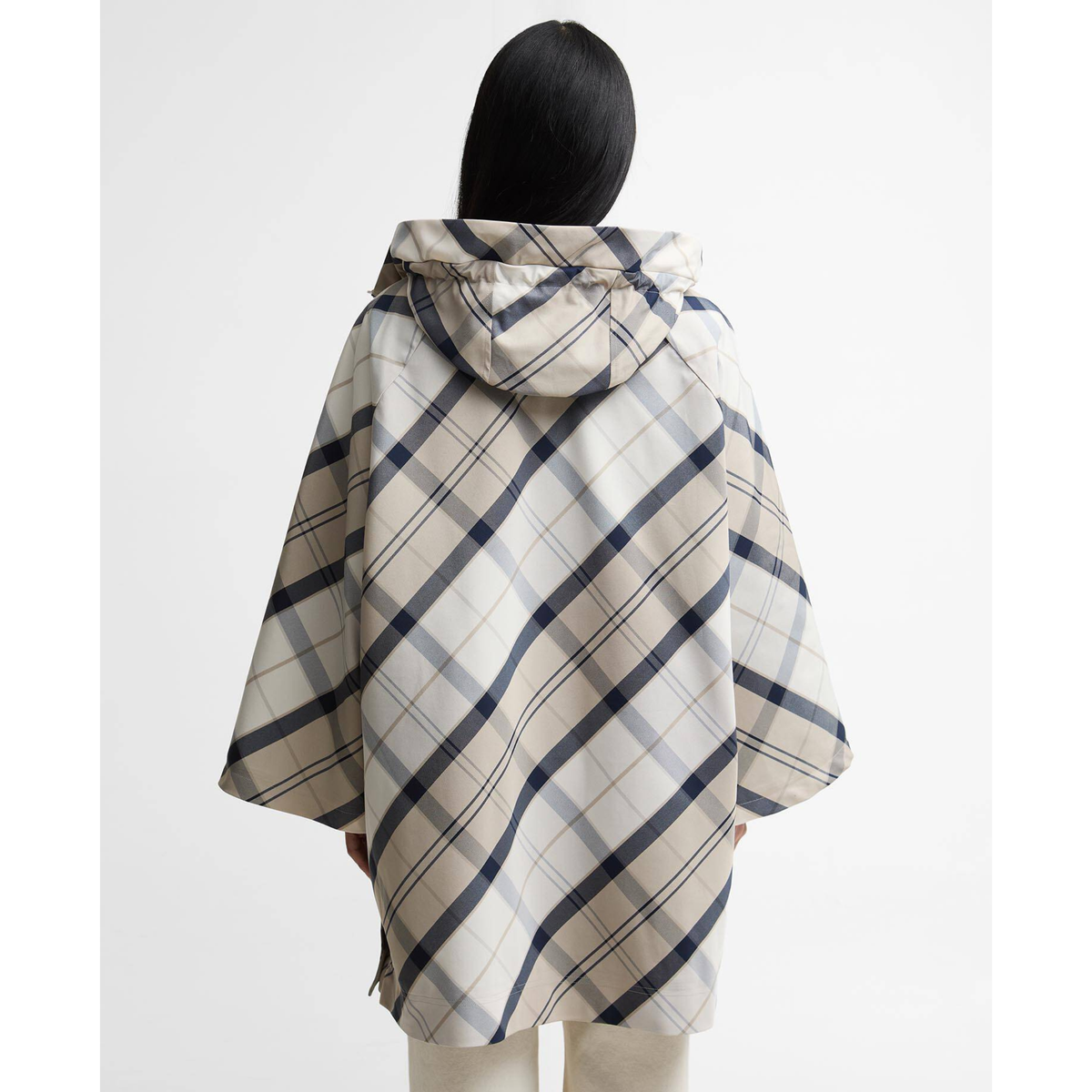 Naisten Barbour Kinsale viittamainen trenssitakki takaapäin kuvattuna.