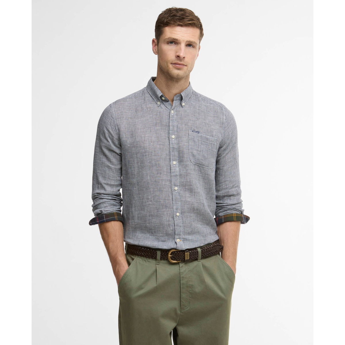 Barbour Linton pellavakauluspaidassa on slim fit -leikkaus ja kauluksessa sekä hihansuissa on tartan-kankainen viimeistely.