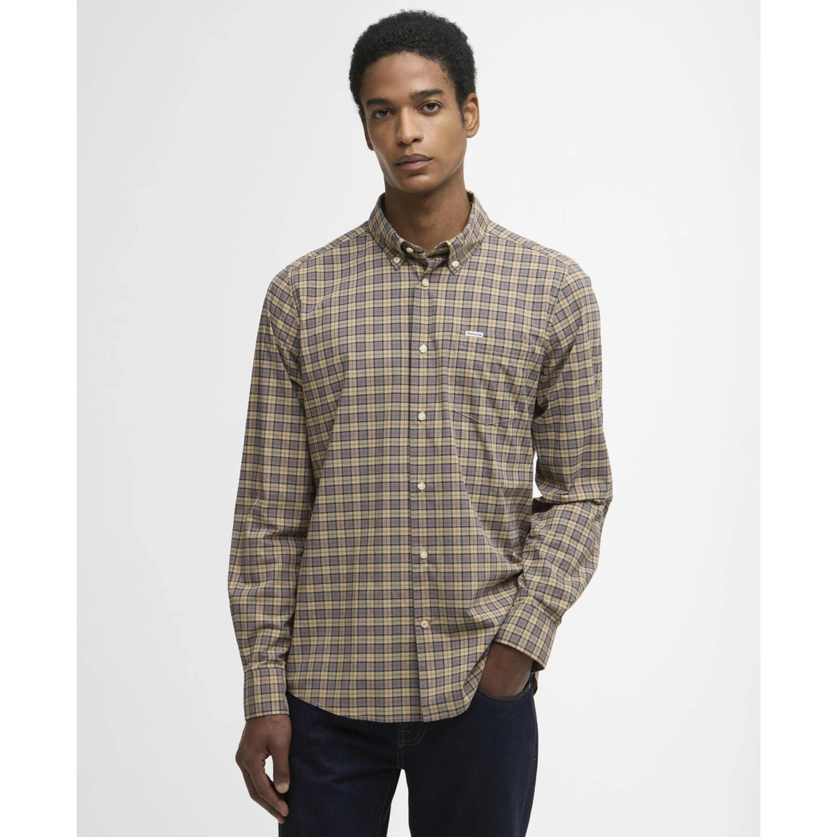 Miesten vaalearuudullinen kauluspaita sopii hyvin farkkujen kanssa.