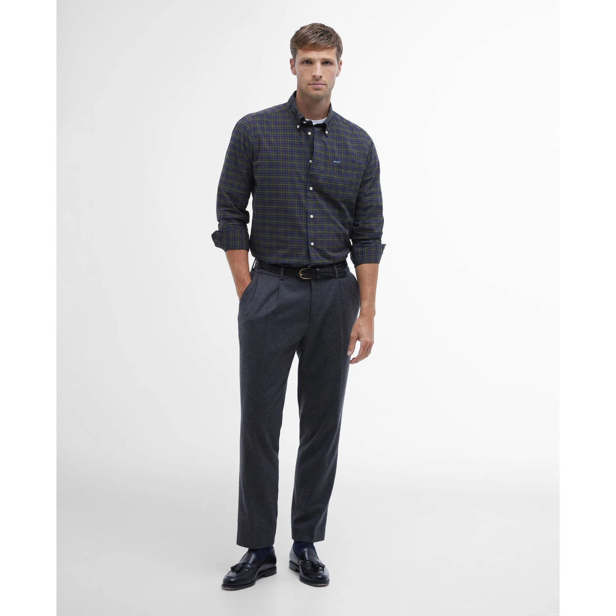 Barbour Lomond Shirt kauluspaita sopii hyvin yhteen farkkujen tai chinojen kanssa.