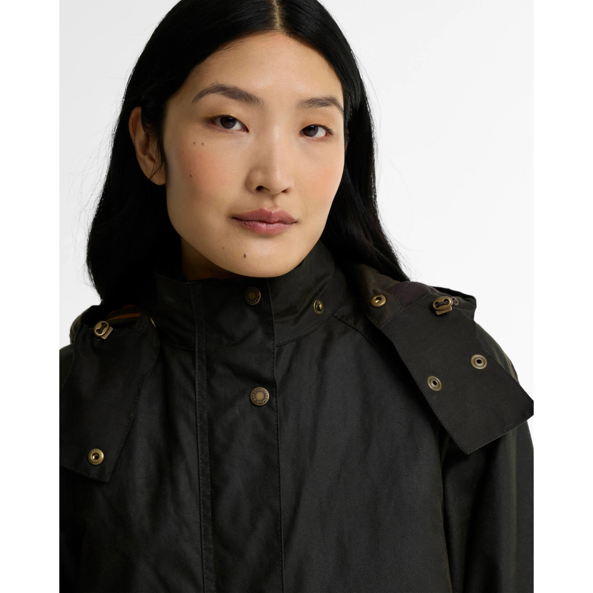 Barbour Long Cannich öljykangastakki, oliivi, kauluksesta kuvattuna.