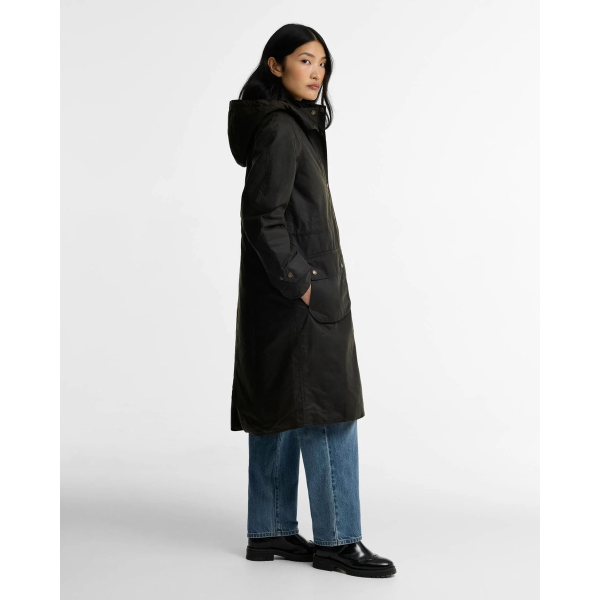 Barbour Long Cannich öljykangastakki, oliivi, sivusta kuvattuna.
