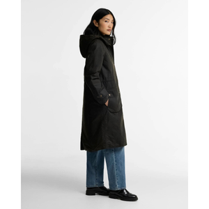 Barbour Long Cannich öljykangastakki, oliivi, sivusta kuvattuna.

