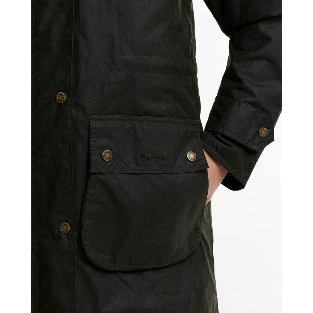 Barbour Long Cannich öljykangastakki, oliivi, etutaskut ja napeista kuvattuna.