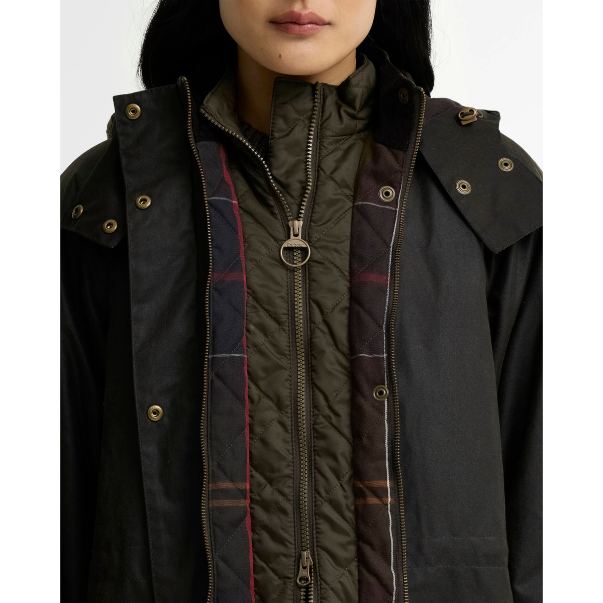 Barbour Long Cannich öljykangastakki, oliivi, vetoketjuista kuvattuna.