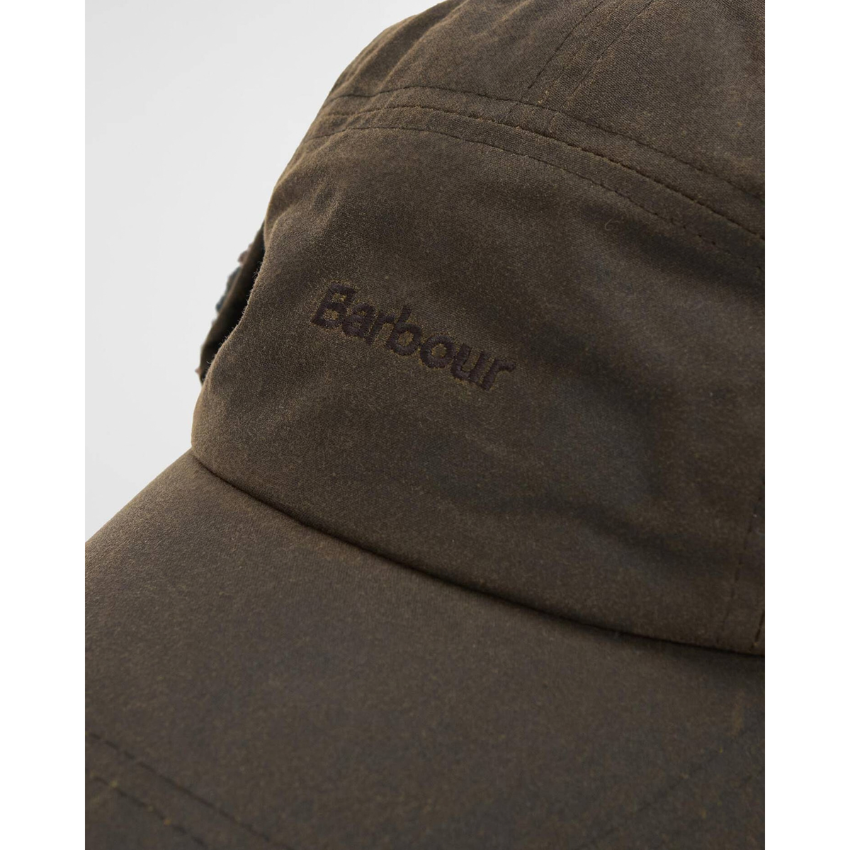 Barbour Lonnen Carpenter Cap, oliivinvihreä, kuvattuna logosta.