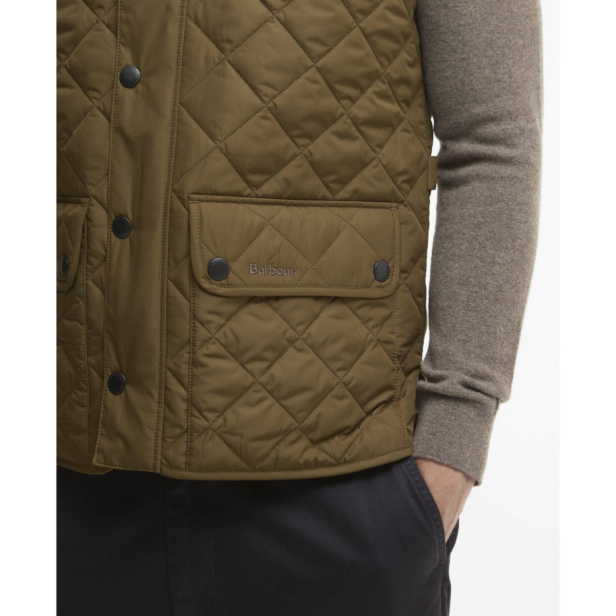 Liivin vasempaan etutaskuun on kirjailtu Barbour -logo.