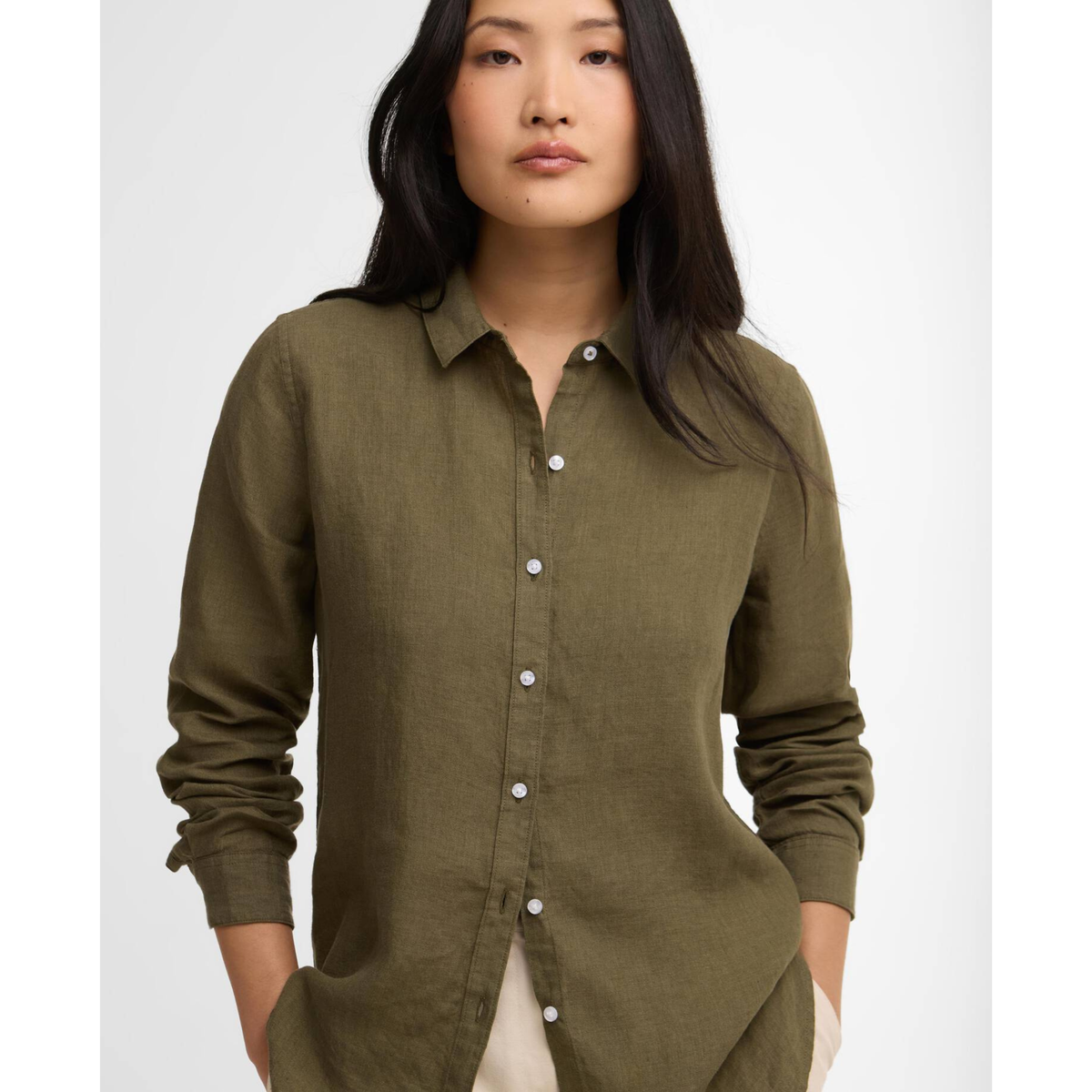 Kuvassa naisen päällä on osittain napitettu oliivinvihreä Barbour Marine pellavapaita.